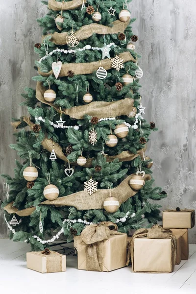 Un sacco di scatole regalo sotto decorato moderno albero di Natale. Natale e Capodanno concetto — Foto Stock