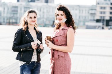 İki çekici kız arkadaşım şehir meydanında iletişim