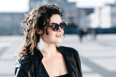 Siyah güzel bir kızın portresi