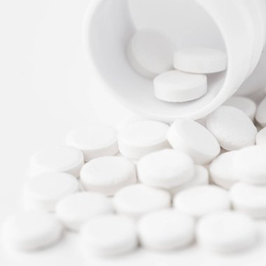 Beyaz arka planda beyaz haplar