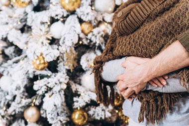 Bir Noel ağacı yakınındaki genç mutlu çift. Yakın çekim. Noel ve yeni yıl kavramı