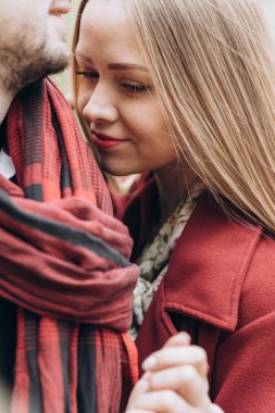 açık havada poz sonbaharda aşık güzel Çift 