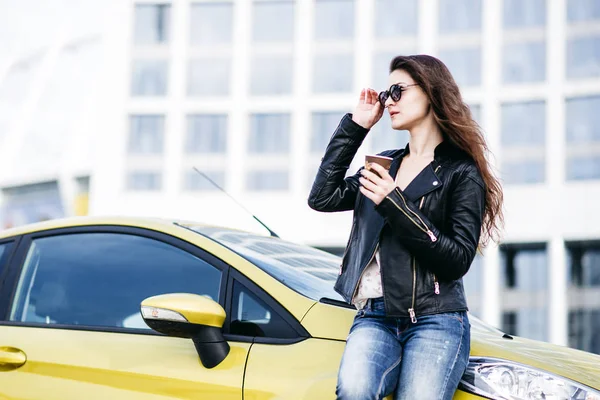 Ragazza Alla Moda Piedi Vicino Alla Sua Auto Nella Città — Foto Stock