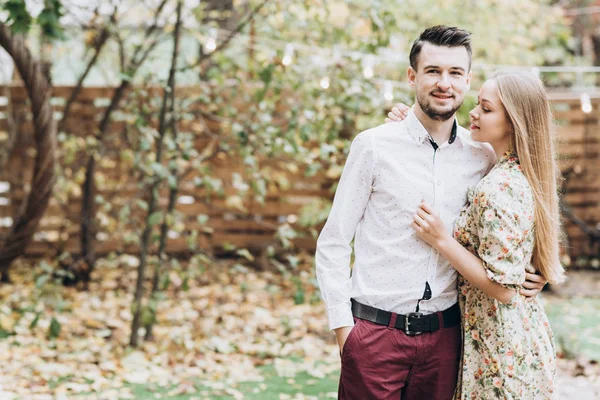 Hermosa Pareja Enamorada Posando Aire Libre Otoño —  Fotos de Stock