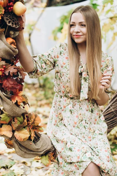 genç güzel sarışın kadın sonbahar süslemeleri poz