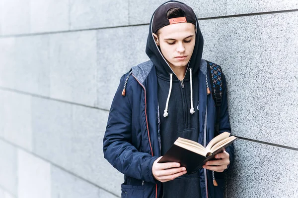Молодий Чоловік Читає Книгу — стокове фото