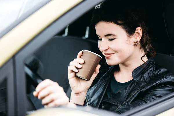 Vrouw Nippen Van Een Kopje Koffie Tijdens Het Rijden Van — Stockfoto