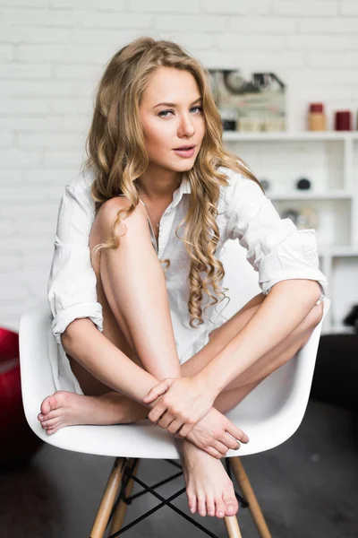 Schöne Blonde Mädchen Auf Einem Stuhl Einem Weißen Hemd — Stockfoto