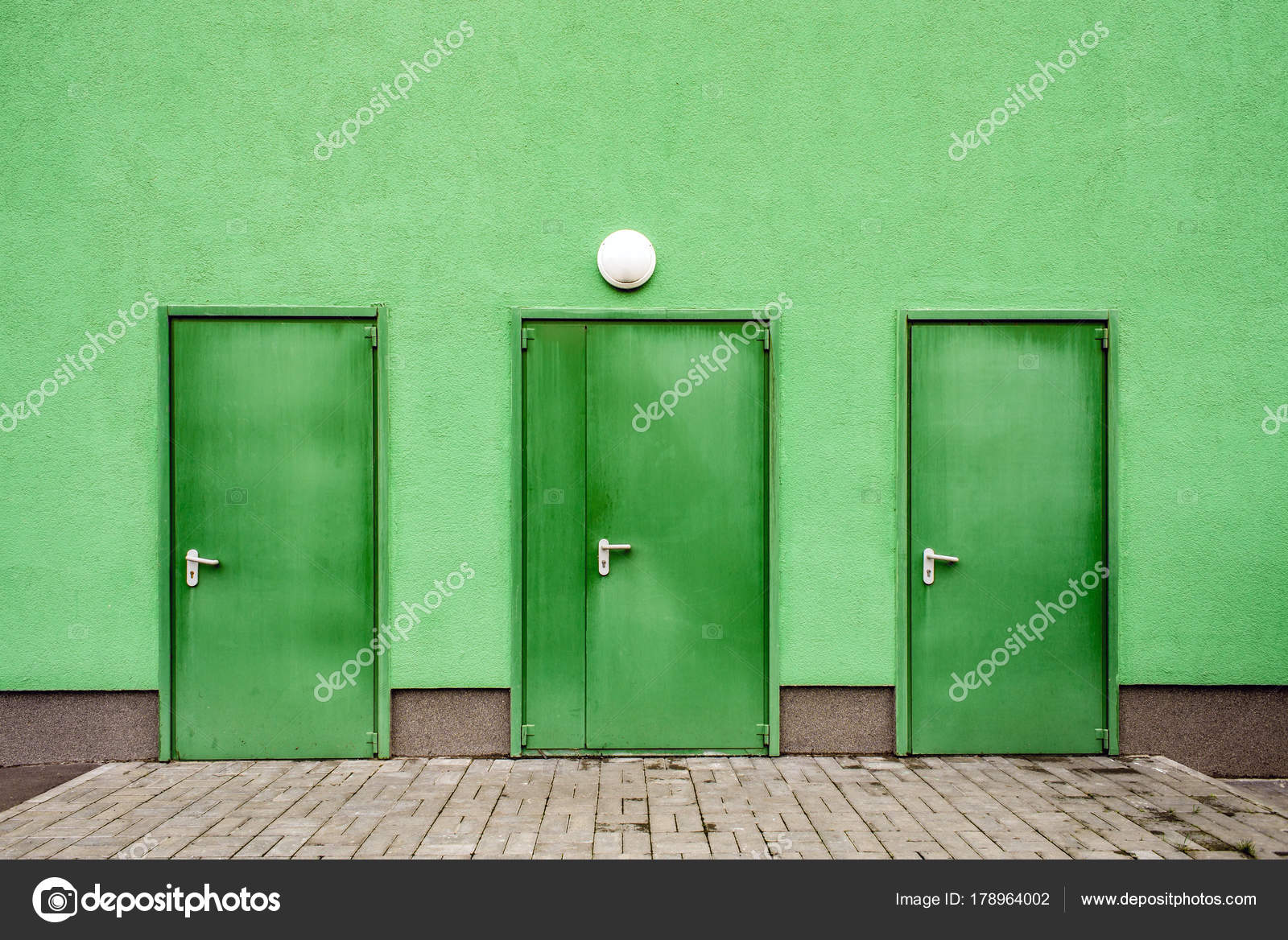 Дверь на зеленом фоне для монтажа