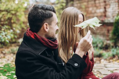 açık havada sonbaharda poz genç güzel Çift 