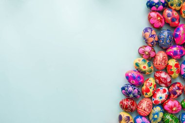 Paskalya yumurta mavi zemin üzerine dekore edilmiştir. 