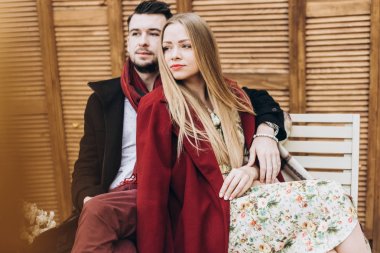 açık havada poz bankta oturan genç güzel Çift 