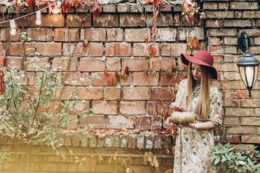 açık havada kırmızı şapka poz güzel sarışın kadın 