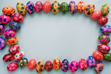 Paskalya yumurta mavi zemin üzerine dekore edilmiştir. 