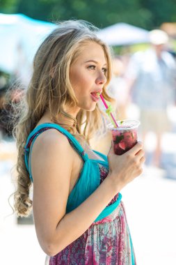 Güzel sarışın kız İçecek suyu