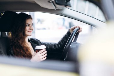 Genç güzel kız bir araba