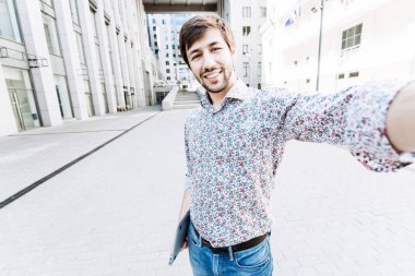 Bir Selfie alarak öğrenci gülümseyen