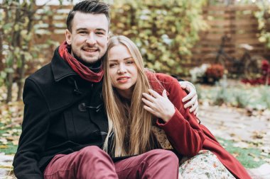 açık havada poz sonbaharda aşık genç Çift
