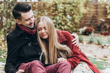 açık havada poz sonbaharda aşık genç Çift