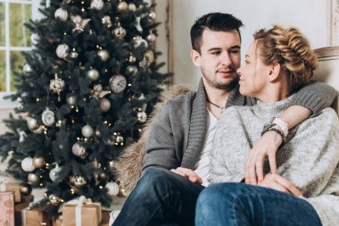 Genç güzel bir şekilde dekore edilmiş Noel konumda çift. Noel ve yeni yıl kavramı