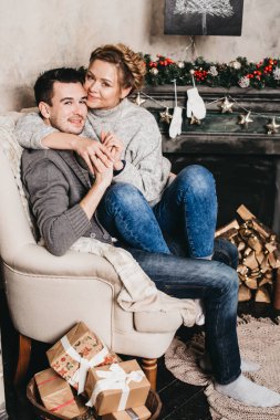 Güzel çift Noel süsleri oturuyor. Noel ve yeni yıl kavramı