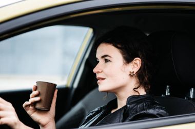 Trafikte dururken çalışmaya genç zarif kadın acele