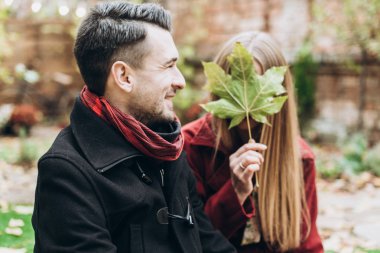 açık havada sonbaharda poz genç güzel Çift 