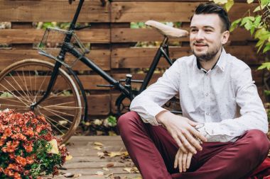 genç yakışıklı adam açık havada sonbaharda poz