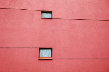 Büyük duvar iki windows ve çizgiler ile modern binasında. Windows yansımaları. Kopya alanı