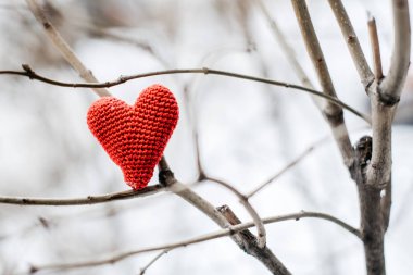 Kırmızı örgü kalp yakın çekim 