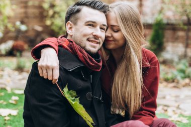 açık havada sonbaharda poz genç güzel Çift 