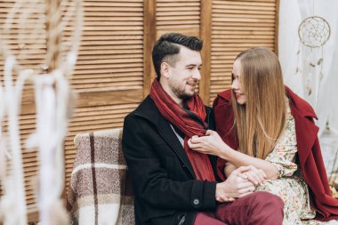 açık havada poz bankta oturan genç güzel Çift 