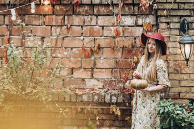 açık havada kırmızı şapka poz güzel sarışın kadın 