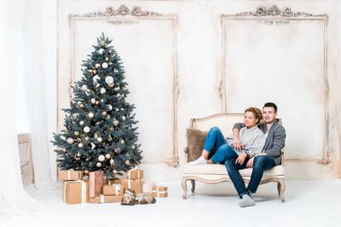 Genç güzel bir şekilde dekore edilmiş Noel konumda çift. Noel ve yeni yıl kavramı