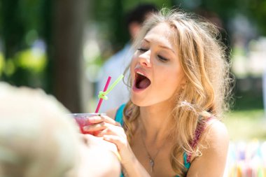 Güzel sarışın kız İçecek suyu