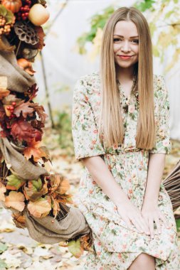 genç güzel sarışın kadın sonbahar süslemeleri poz