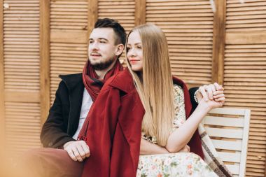 açık havada poz bankta oturan genç güzel Çift 