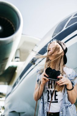 Uçak jet motoru karşı yakın poz güzel turist kadın