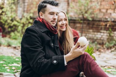 açık havada sonbaharda poz genç güzel Çift 