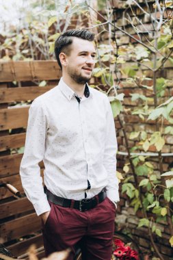 genç yakışıklı adam açık havada sonbaharda poz