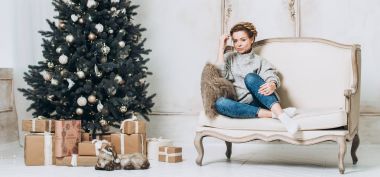 Süslü Noel odasındabir kızla panoramik fotoğraf. Noel ve yeni yıl kavramı