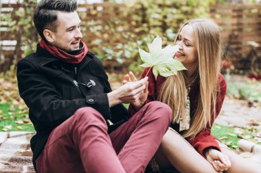 açık havada sonbaharda poz genç güzel Çift 