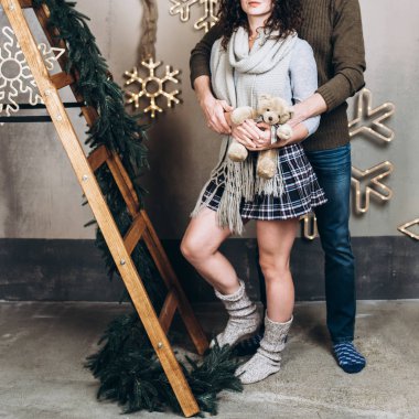 Genç güzel çift oyuncak ayı ile Noel süsleri anlamındadır. Noel ve yeni yıl kavramı