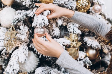 Kız evi iç Noel ağacı süsleyin. Noel ve yeni yıl kavramı