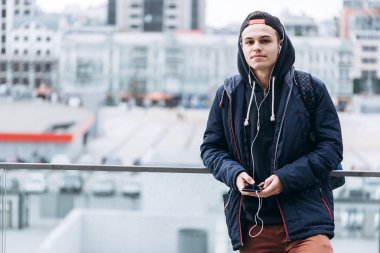 Müzik ve telefonunuzun ve kentsel ortamda genç çocuk