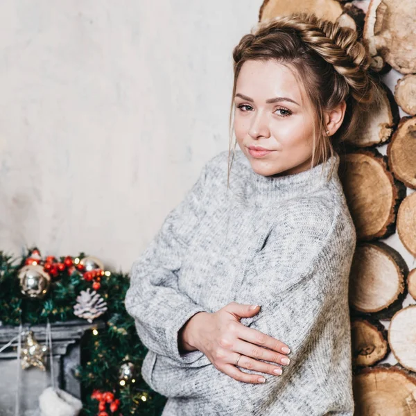 Młoda Piękna Dziewczyna Ciepły Sweter Koncepcja Boże Narodzenie Nowy Rok — Zdjęcie stockowe