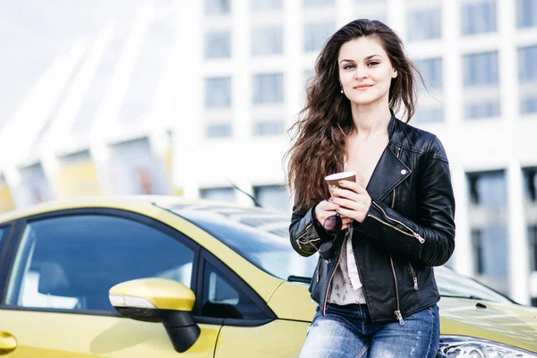 Menina Elegante Perto Seu Carro Cidade Moderna — Fotografia de Stock