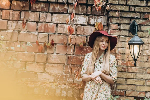 Hermosa Mujer Rubia Posando Aire Libre Sombrero Rojo — Foto de Stock