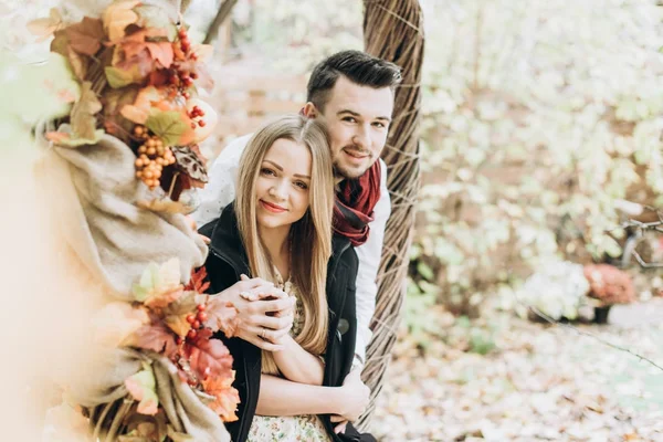 Schönes Verliebtes Paar Posiert Herbst Draußen — Stockfoto