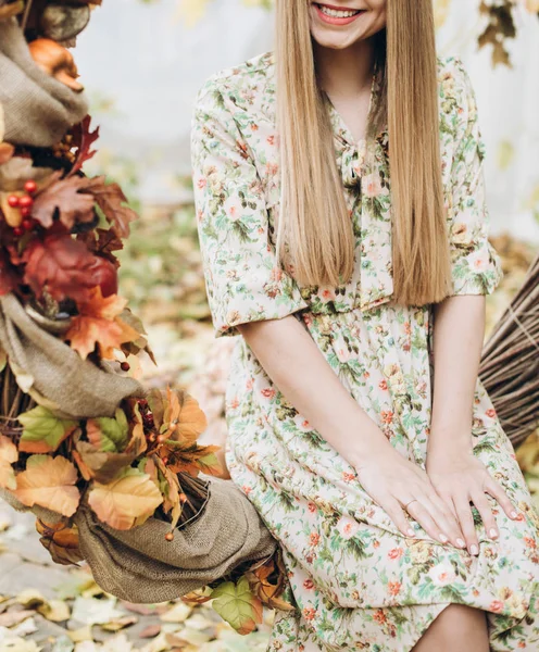 Genç Güzel Sarışın Kadın Sonbahar Süslemeleri Poz — Stok fotoğraf